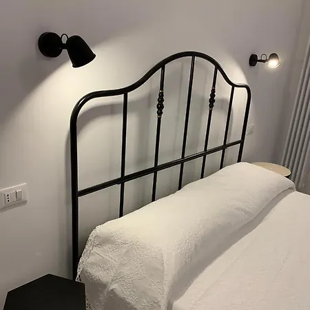 Solis Domus Oriens * אוסטוני